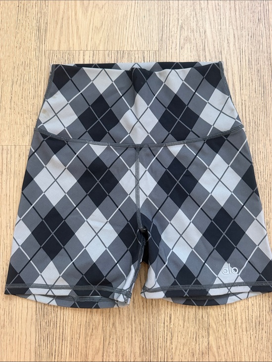 ALO Yoga Pants - ALO Yoga Argyle High-Rise Bike Shorts - Black/Gray